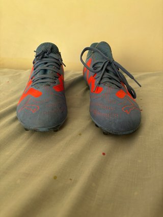 Botas de fútbol tacos azules y rojas