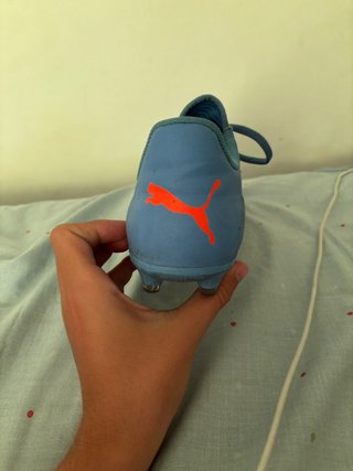 Botas de fútbol tacos azules y rojas