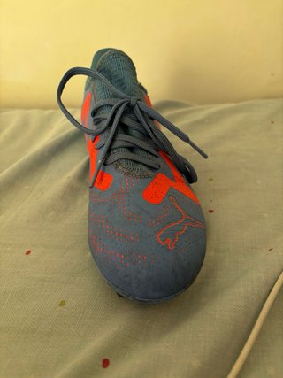 Botas de fútbol tacos azules y rojas