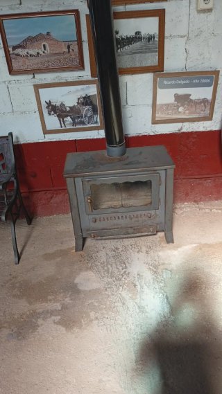 Estufa de leña y carbón gris