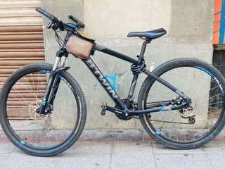 Bicicleta de montaña negra