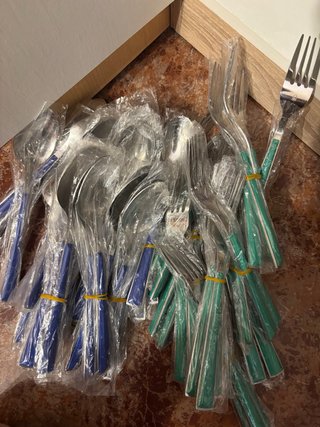 Juego de cubiertos azul y verde