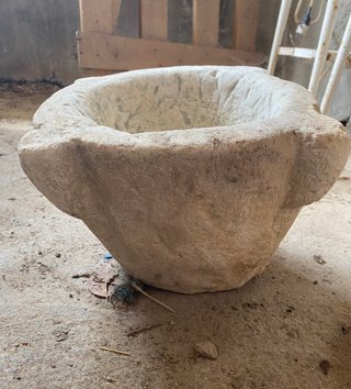 Mortero antiguo de piedra maciza