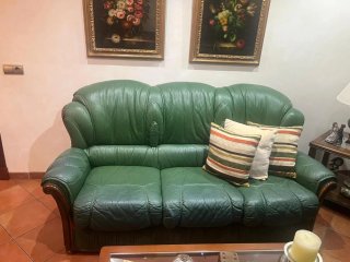Sofá antiguo de piel y madera