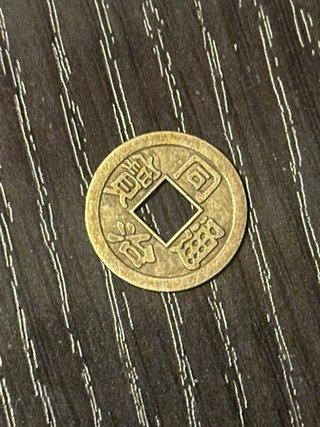 Moneda de la suerte verde con adornos dorados