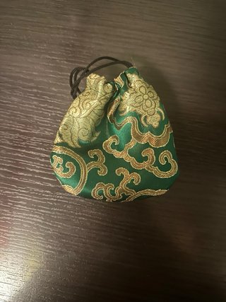 Moneda de la suerte verde con adornos dorados