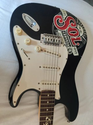 Guitarra Eléctrica Negra con Diseño Sol