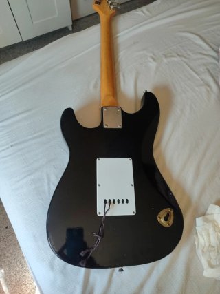 Guitarra Eléctrica Negra con Diseño Sol