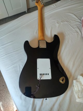 Guitarra Eléctrica Negra con Diseño Sol