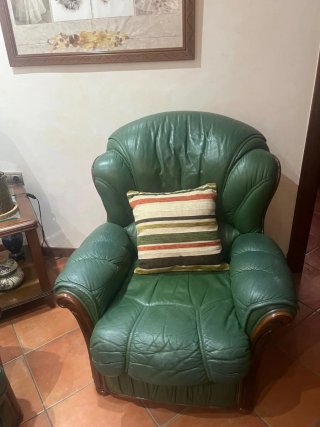 Sillón antiguo de piel verde
