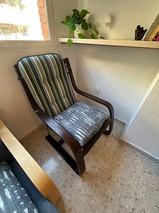 Sillón de madera con cojines