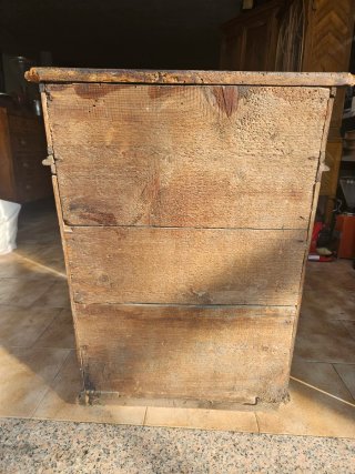 Inginocchiatoio antico in legno intagliato