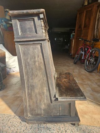 Inginocchiatoio antico in legno intagliato