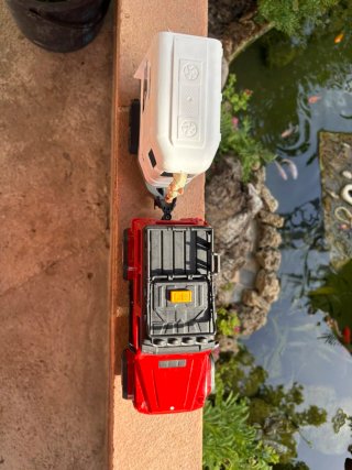 Mercedes G-Wagon con remolque y caballo