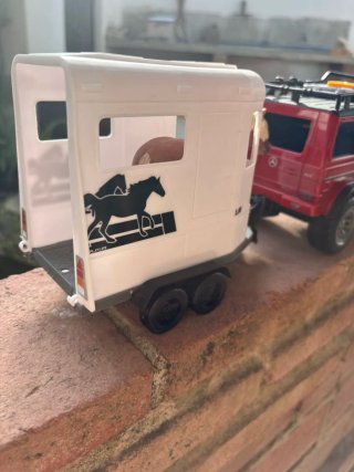 Mercedes G-Wagon con remolque y caballo