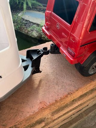 Mercedes G-Wagon con remolque y caballo