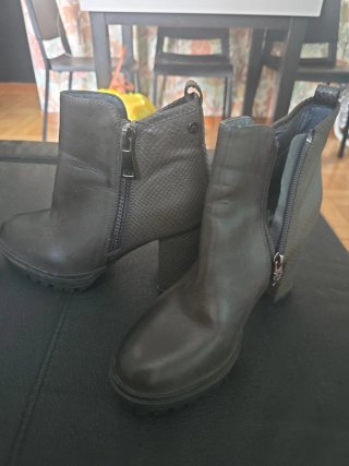 Botines de tacón marrones y grises