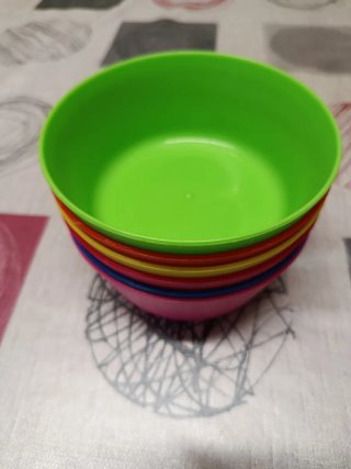 Bols plàstic blancs (6) i de colors (6)  (5€ tots)