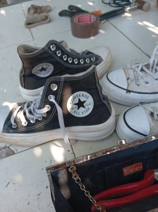 Bolso Benilli y 2 pares Converse