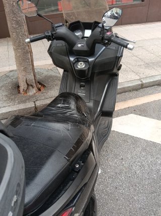 Maxi Scooter Kymco Negra