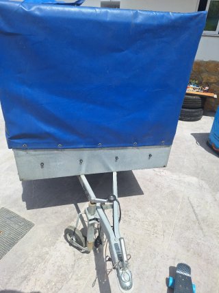Remolque carga con lona azul