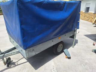 Remolque carga con lona azul