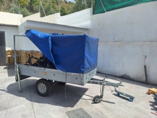 Remolque carga con lona azul