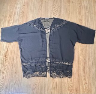 Pull & Bear. Kimono transparente bordado. Talla M.