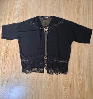 Pull & Bear. Kimono transparente bordado. Talla M.