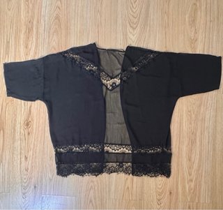 Pull & Bear. Kimono transparente bordado. Talla M.