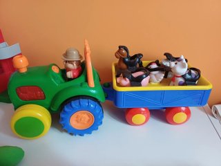 Tractor de juguete con animales