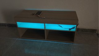 Mueble salón pequeño LED azul y madera Es pequeño