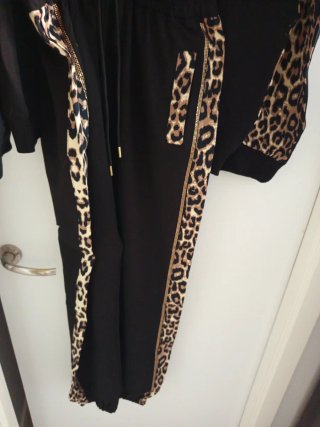 Chándal Mujer Negro y Dorado
