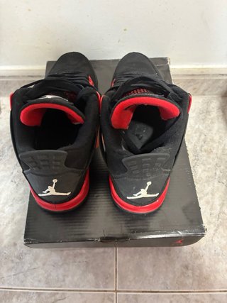 Jordan 4 Negro y Rojo Poco Uso