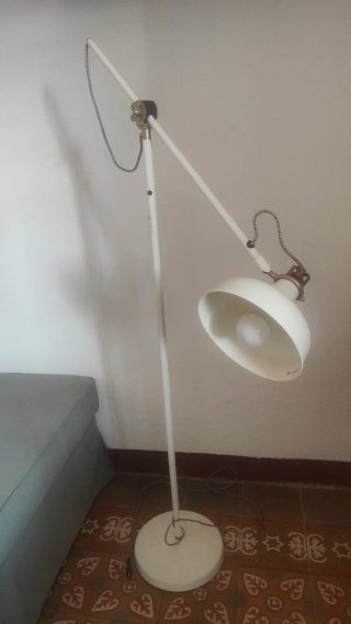 Lámpara de pie blanca moderna
