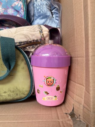 Caja de juguetes de niña con muñeca y mochilas