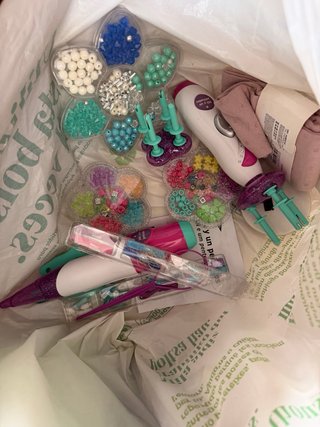 Caja de juguetes de niña con muñeca y mochilas