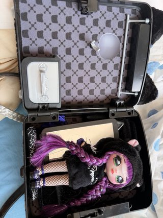 Caja de juguetes de niña con muñeca y mochilas