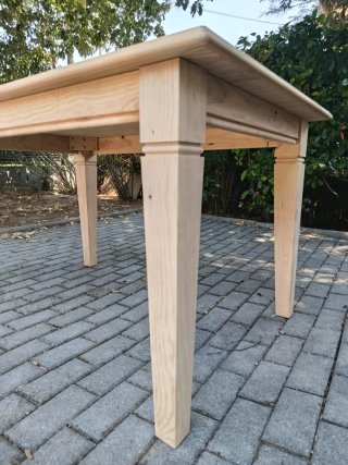 Mesa de comedor de madera nueva