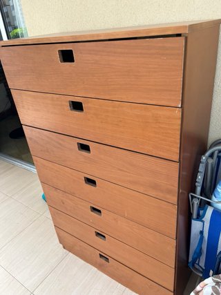 Zapatero de madera marrón