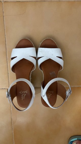 Sandalias de cuña blancas