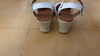 Sandalias de cuña blancas