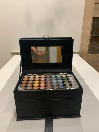 Estuche de maquillaje negro