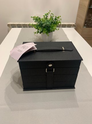 Estuche de maquillaje negro