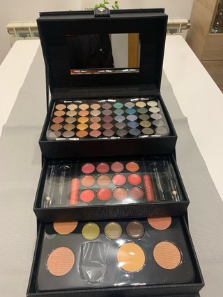 Estuche de maquillaje negro