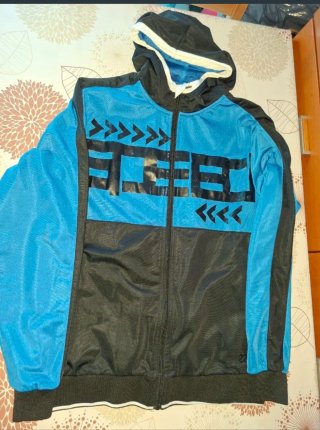 Chaqueta deportiva azul y negra