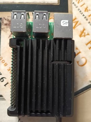 Raspberry Pi 3 Model B v1.2 con carcasa dispadora