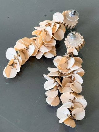 Orecchini pendenti paillettes beige e oro