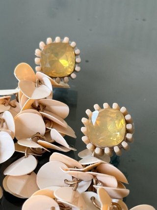 Orecchini pendenti paillettes beige e oro