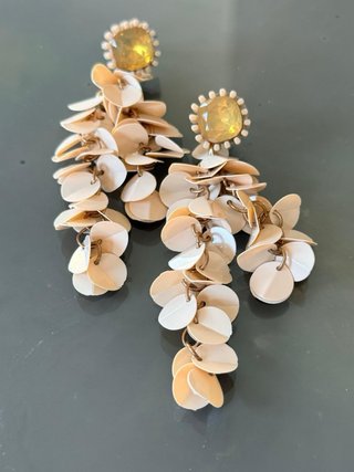 Orecchini pendenti paillettes beige e oro